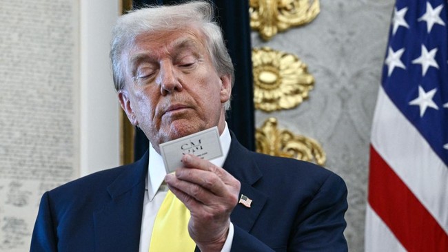 Presiden Amerika Serikat Donald Trump menjadi bahan gunjingan usai merenovasi ruangannya, Oval Office, menjadi serba emas.