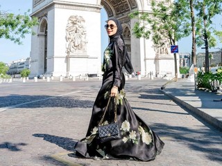 Gamis Simpel Ala Erin Taulany Ini Bikin Tampilan Kalem Elegan buat ke Acara Formal