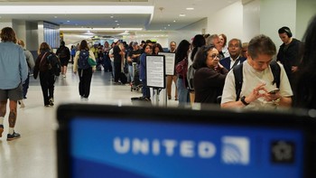FOTO: Ribuan Penumpang Terdampar Imbas United Airlines Gangguan Sistem