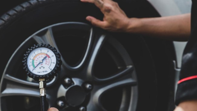 Ban, komponen satu-satunya yang bersentuhan langsung dengan jalan, wajib dipastikan siap diajak berkendara jarak jauh untuk mudik.