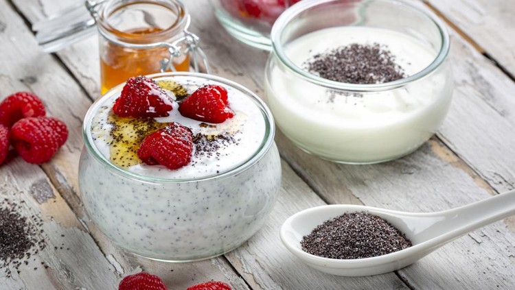 Ilustrasi yoghurt dan chia seed Poppy seed yoghurt dessert with honey and raspberries