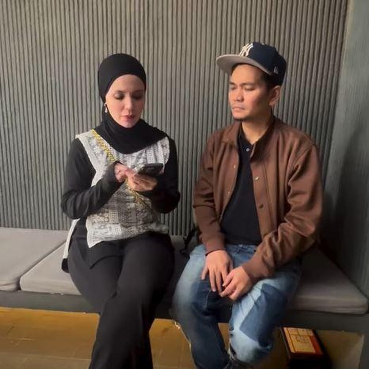 <p>Belakangan setelah berat badannya turun, Indra Bekti tampaknya tidak mau terlalu banyak membatasi pilihan makannya. Ia mulai bisa menikmati beragam jenis makanan sehat. Dalam unggahan di Instagram, Indra Bekti dan sang istri Aldilla Jelita sering melakukan kulineran bareng. Keduanya mencoba berbagai pilihan makanan dari menu Indonesia hingga Jepang. (Foto: Instagram @indrabekti)</p>