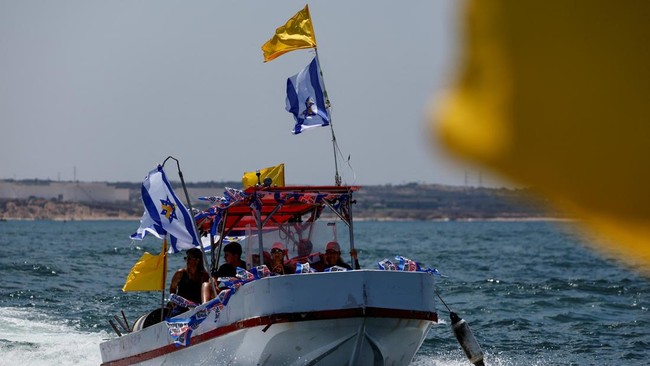 Keluarga sandera Israel berlayar menuju perbatasan maritim Gaza, desak Netanyahu batalkan rencana caplok Gaza dan setop perang karena semakin bahayakan sandera.