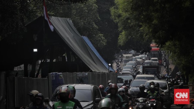 Gubernur DKI Jakarta Pramono Anung meminta bedeng-bedeng proyek di Jalan TB Simatupang, diperkecil agar tidak mempersempit jalan.