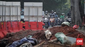 FOTO: Penampakan Macet Akibat Proyek Galian di TB Simatupang Jaksel