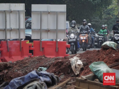 FOTO: Penampakan Macet Akibat Proyek Galian di TB Simatupang Jaksel