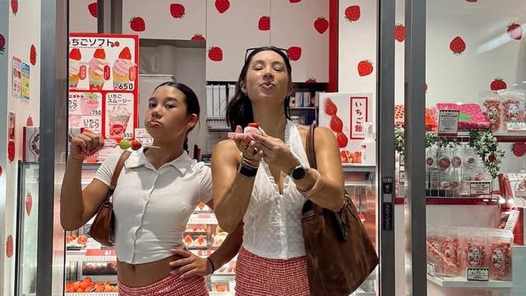 Jennifer Bachdim liburan ke Jepang