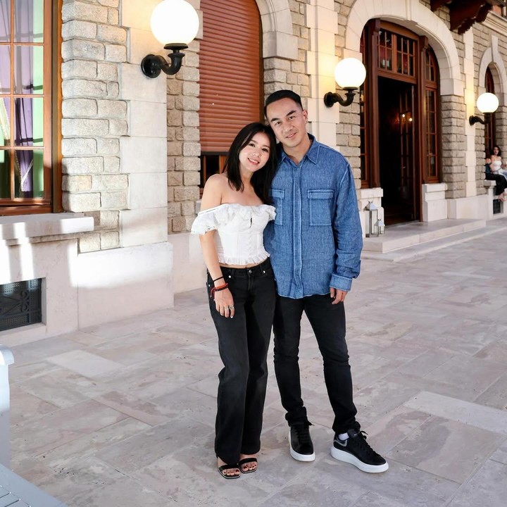 <p>Hal tersebut diketahui langsung melalui berbagai momen yang diunggah di akun Instagram pribadinya. Misalnya seperti foto berikut ini ketika Joe memberikan ucapan ulang tahun untuk Julia.&nbsp;(Foto: Instagram@joe_taslim)</p>