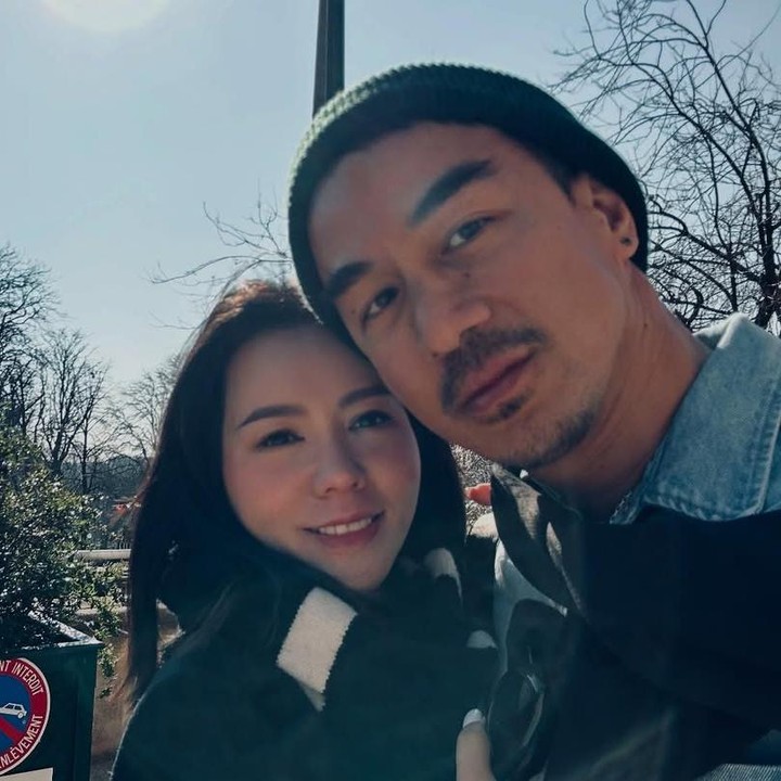<p>Keberhasilannya dalam beradu akting tentunya tak jauh dari dukungan sang istri, Julia Taslim, yang jarang disorot layar kaca. Meskipun kehidupan rumah tangganya jauh dari media, Joe cukup sering mengabadikan momen bersama istri tercintanya itu.&nbsp;(Foto: Instagram@joe_taslim)</p>