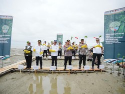 Kapolri hingga Menteri LH Tanam Mangrove di Kalbar, Dukung Upaya Pelestarian Lingkungan