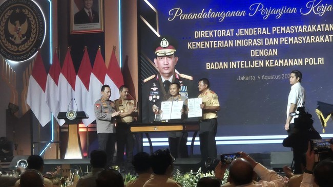 Kemenimipas dan Polri tandatangani nota kesepahaman untuk sinergi dalam keimigrasian dan pemasyarakatan untuk optimalisasi pelayanan publik.