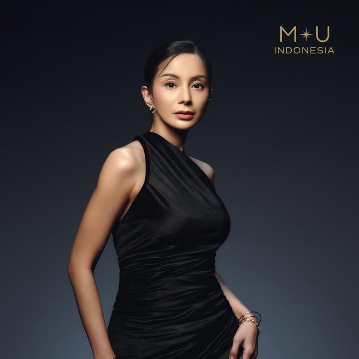 <p>Melalui unggahan di Instagram @missuniverseidnofficial, Kirana Larasati diketahui masuk dalam Top 29 Zetrix Miss Universe Indonesia 2025. Selain sebagai aktris dan influencer, perempuan yang sebentar lagi ulang tahun ke-38 ini mencantumkan profesinya sebagai PADI Diving Instructor atau instruktur selam yang telah mendapatkan sertifikasi. (Foto: Instagram @kiranalarasati)</p>