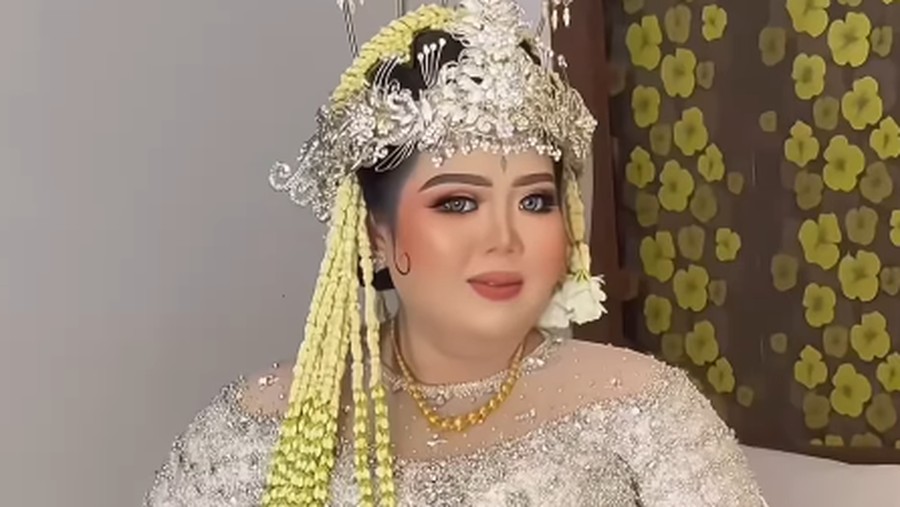 Makeup artist, Khadijah Azzahra mengunggah kliennya yang berasal dari Breebes, Jawa Tengah yang menikah dengan pria Turki. Makeup artist, Khadijah Azzahra mengunggah kliennya yang berasal dari Breebes, Jawa Tengah yang menikah dengan pria Turki.