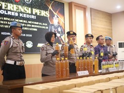 Gudang Miras Ilegal di Kediri Digerebek, Ribuan Botol Disita