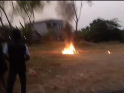 Maling Vario Penjual Tempe Gresik Babak Belur Dihajar-Motor Dibakar