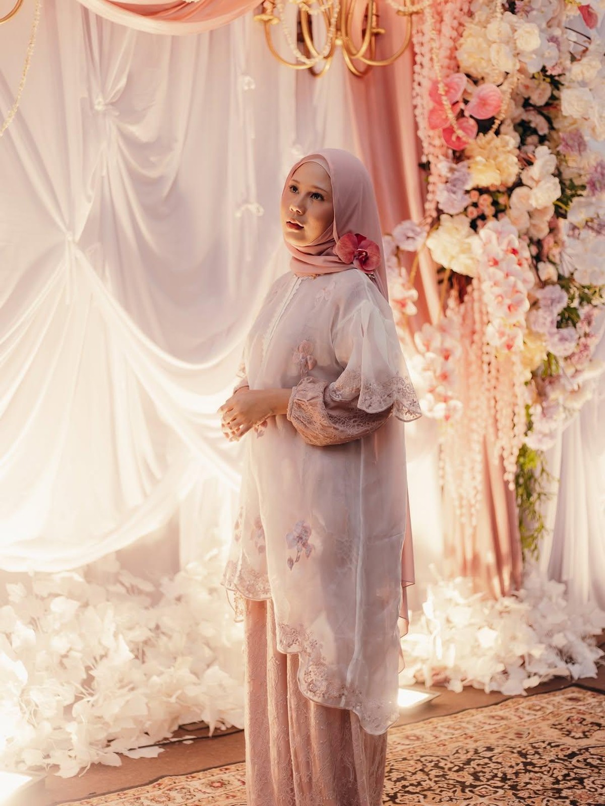 Nadin Amizah menggelar acara pengajian menjelang pernikahan&period; Penampilannya berhijab sukses memukau warganet&period;