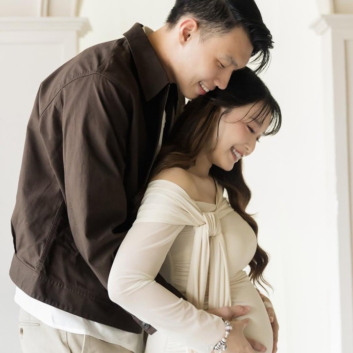 <p>Vior dan suami banyak menggunakan ornamen warna putih di acara gender reveal. Pasangan yang menikah pada 7 Desember 2024 ini tampaknya sengaja menggunakan warna netral untuk memberikan kejutan jenis kelamin anak pertama mereka. (Foto: Instagram @nitavior)</p>