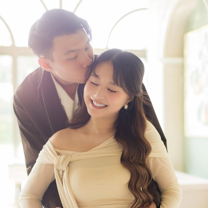 <p>Acara gender reveal ini berlangsung tertutup, hanya dihadiri oleh keluarga dan teman dekat. Dalam acara ini, Vior dan suami tampil serasi. Vior terlihat anggun mengenakan baju berwarna putih gading, sementara suaminya memakai pakaian bernuansa putih dengan jaket cokelat. (Foto: Instagram @nitavior)</p>