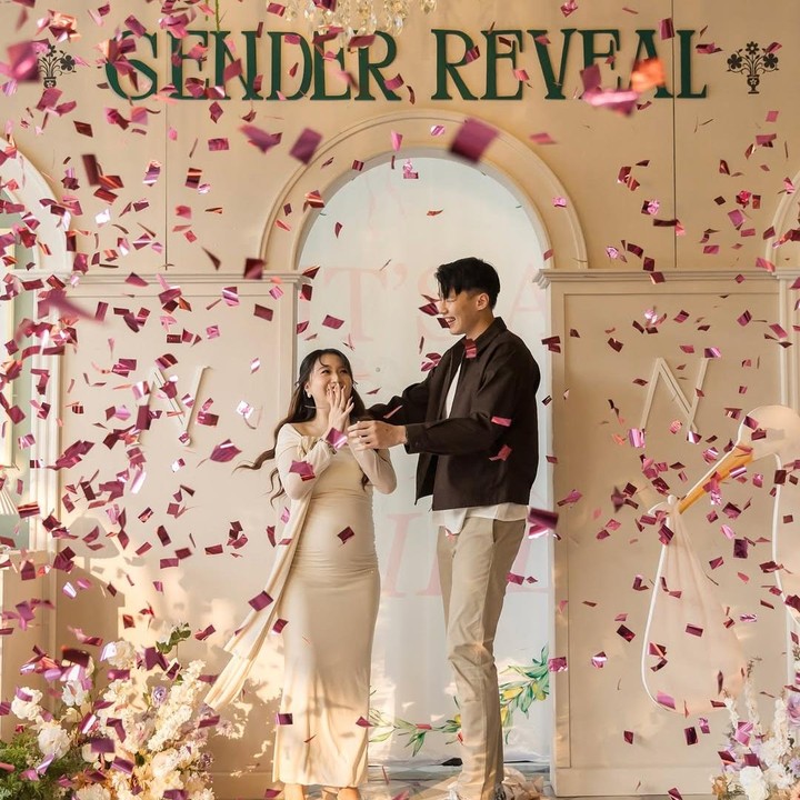 <p>Acara puncak gender reveal saat Vior dan suami mengungkap jenis kelamin anak pertama mereka di sebuah pintu. Tampak tulisan 'It's girl' muncul di pintu tersebut dan dibaringi dengan keluarnya confetti berwarna merah mudah. Ya, Vior dan Vincent bakal dikaruniai anak perempuan, Bunda. "It's a girl!!!" tulis salah seorang tamu undangan dalam postingan di Instagram Stories. (Foto: Instagram @nitavior)</p>