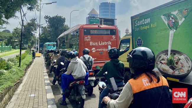 Sejumlah pengemudi ojek online (ojol) mengeluhkan kemacetan yang terjadi di Jalan TB Simatupang, Jakarta Selatan.