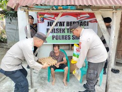Aksi Jumat Berbagi Polisi di Siak Salurkan Bantuan Sembako ke Warga