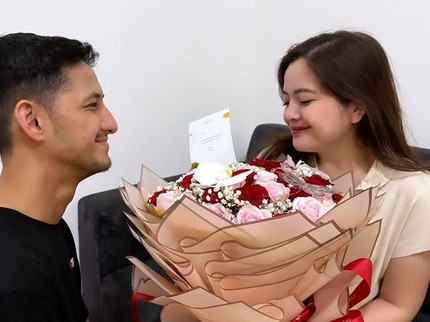 Sweet! Potret Tasya Kamila Dapat Buket Bunga dari Suami saat Ultah Pernikahan ke-7