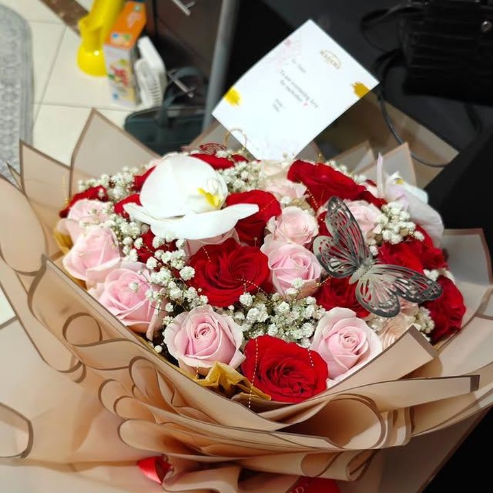 <p>Momen ini kian terlihat manis karena sang suami, Randi, memberikan buket bunga mawar cantik berwarna merah dan pink, lengkap dengan kejutan lain yang enggak kalah romantis lho, Bunda. (Foto: Instagram @randibachtiar)</p>