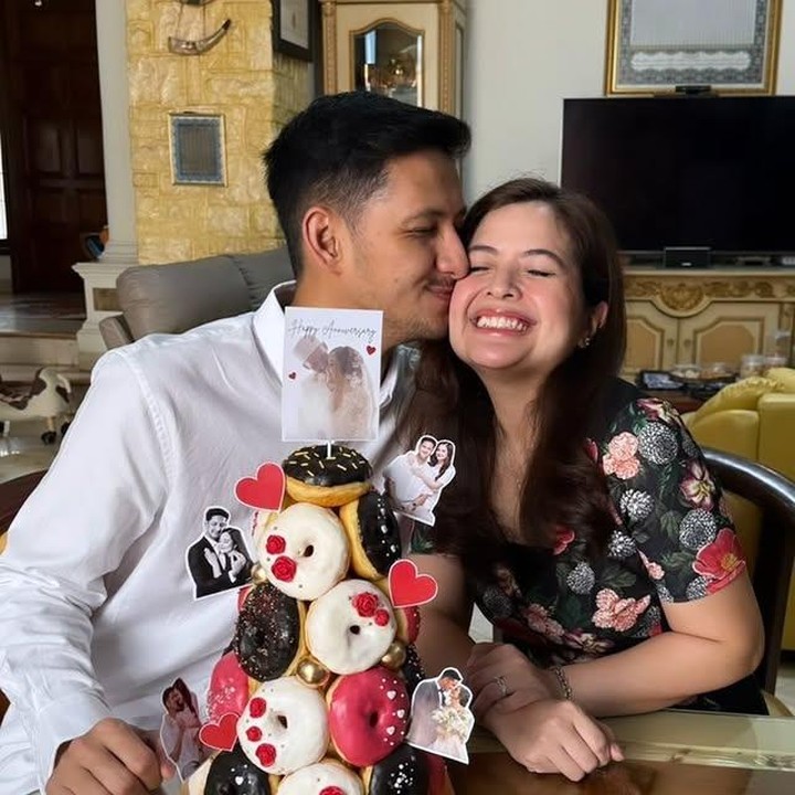 <p>Bunda, enggak cuma buket bunga yang bikin suasana hangat, Randi juga menyiapkan kue donat bertumpuk yang dihiasi foto manis mereka berdua. Di bagian atasnya, tersemat tulisan &ldquo;<em>Happy Anniversary</em>&rdquo; yang semakin memberikan <em>vibes</em> romantis di momen spesial kedua pasangan ini. (Foto: Instagram @randibachtiar)</p>
