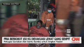 VIDEO: Pria Berbobot 150 Kg Dievakuasi Lewat Gang Sempit