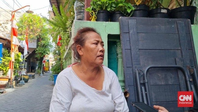 M Sarif, pria obesitas 150 kg, dievakuasi di Surabaya setelah mengalami hernia. Kini dirawat di ICU akibat pembengkakan jantung.