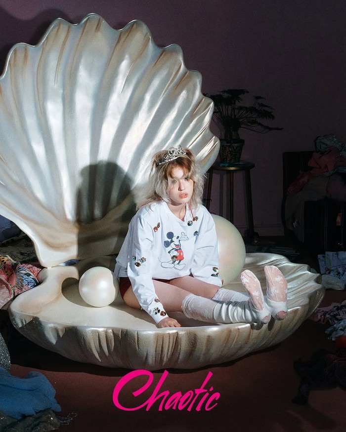 Sederet foto konsep untuk album kedua 'Chaotic & Confused' menuai pujian dari publik karena kualitas bagus foto konsep dan pesona mahal Jeon So Mi yang semakin bersinar seperti potret memakai tiara dalam pakaian santai./ Foto: instagram.com/theblacklabel