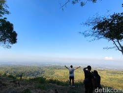 Sensasi Hiking Menuju Keindahan Puncak Bukit Lambosir Kuningan