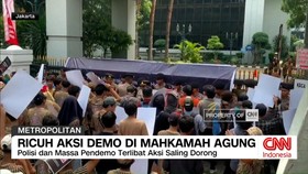 VIDEO: Ricuh Aksi Demo di Depan Mahkamah Agung