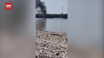 VIDEO: Penampakan Helikopter Jatuh Timpa Kapal Tongkang di AS