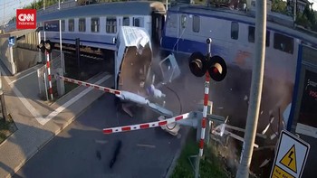 VIDEO: Detik-detik Kereta Tertemper Mobil Van di Polandia