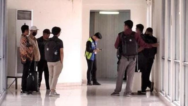 Bupati Kolaka Timur Abdul Azis diterbangkan ke Jakarta menuju ke gedung Komisi Pemberantasan Korupsi (KPK) setelah diamankan di Makassar, Sulawesi Selatan.