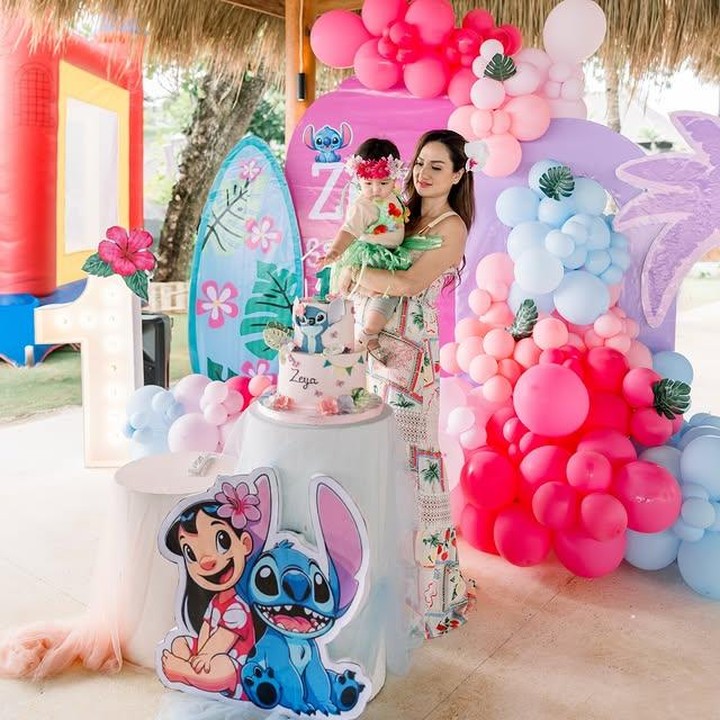 <p>Lewat unggahan di Instagram pribadi sang Bunda, Tengku Dewi, membagikan momen bahagia itu dengan penuh rasa syukur. &ldquo;Hari Spesial Zeya yang Luar Biasa. Hari yang penuh cinta, tawa, dan kebahagiaan untuk merayakan 1 tahun perjalanan hidup Zeya,&rdquo; tulisnya, Rabu (06/08/2025). (Foto: Instagram @tengkudewiputri_tdp)</p>