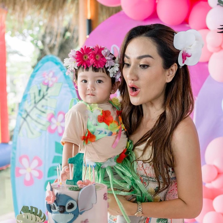 <p>Sebagai pelengkap kebahagiaan, Tengku Dewi juga menyelipkan pesan manis yang bikin meleleh hati untuk sang putri, Zeya. &ldquo;Terima kasih, Zeya, sudah hadir dan membawa terang dalam hidup mama. Ayo tumbuh dengan cinta, sinar mentari kecilku,&rdquo; ungkapnya. (Foto: Instagram @tengkudewiputri_tdp)</p>