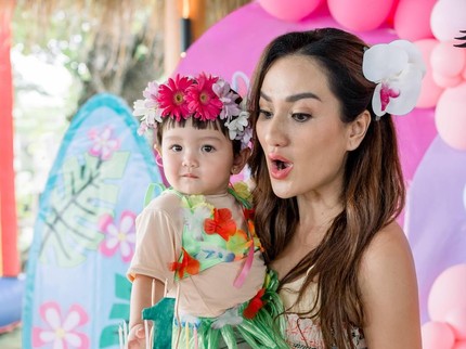 Keseruan Ulang Tahun Pertama Zeya Anak Tengku Dewi di Bali, Intip 5 Potretnya