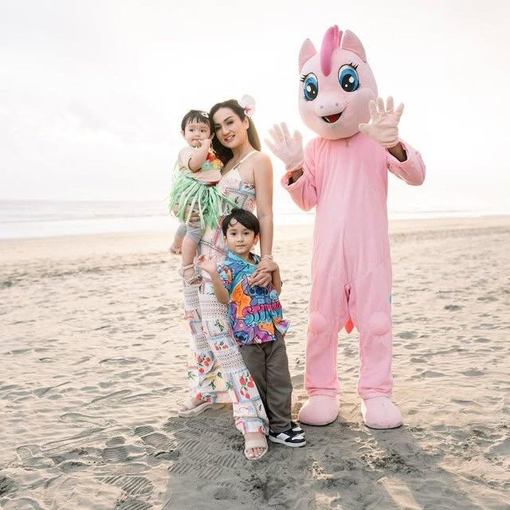 <p>Tengku Dewi membagikan perayaan ulang tahun pertama anak perempuannya, Zeya Savannah Luv. Keluarga kecil satu ini, sekarang menetap di Bali, Bunda. (Foto: Instagram @tengkudewiputri_tdp)</p>