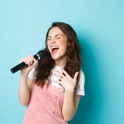 Bukan Cuma Hobi, Ternyata Menyanyi Punya Manfaat Bagi Kesehatan Fisik dan Mental