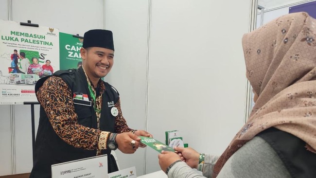 Baznas berpartisipasi di FiFest 2025, tawarkan layanan konsultasi ZIS dan produk mustahik, juga jual kaos solidaritas Palestina untuk bantuan kemanusiaan.
