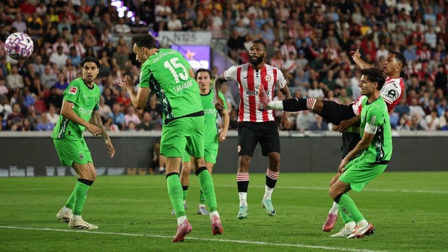 Kevin Diks Solid 90 Menit, Gladbach Tahan Klub Premier League Kevin Diks tampil penuh 90 menit saat Borussia Monchengladbach seri 2-2 melawan Brentford. Diks berkedudukan sebagai bek tengah, menunjukkan performa solid.