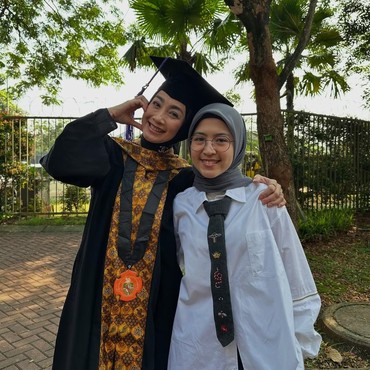 Lulus S3, Desy Ratnasari Nggak Khawatir soal Pasangan