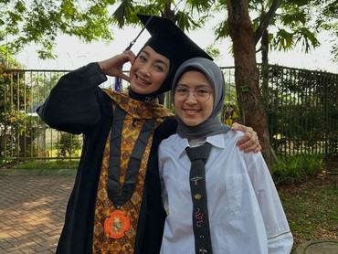 Lulus S3, Desy Ratnasari Nggak Khawatir soal Pasangan