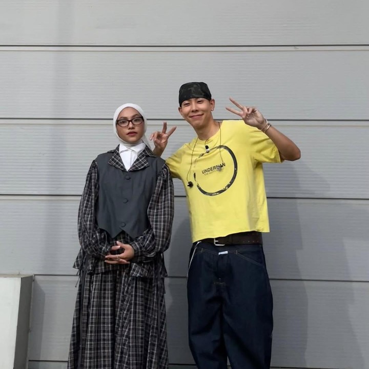 <p>Dalam video tersebut, penampilan keduanya sukses membuat para penonton terpukau, Bunda. Bahkan, kolom komentarnya diramaikan oleh pujian netizen, lho. &ldquo;Vokal langsung mereka lebih baik dari music video,&rdquo; tulis akun @karmachameleo****. &ldquo;Penampilan ini sangat menghipnotis, khususnya suara perempuan itu,&rdquo; tulis akun @ImHa-eun****.&nbsp; (Foto: Instagram@fbyputrinc)</p>