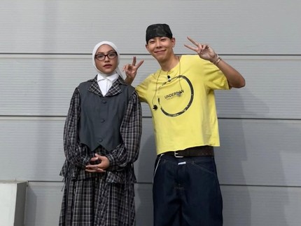 5 Potret Feby Putri, Penyanyi Indonesia yang Tampil Bareng Rapper Loco di TV Korea