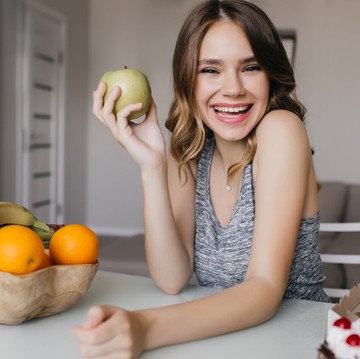 Cara Tepat Makan Buah Apel, Langsung dengan Kulitnya atau Dikupas Dulu?