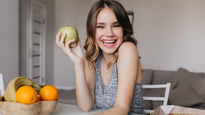 Cara Tepat Makan Buah Apel, Langsung dengan Kulitnya atau Dikupas Dulu?