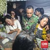 FOTO: Isak Tangis Iringi Pemakaman Prada Lucky